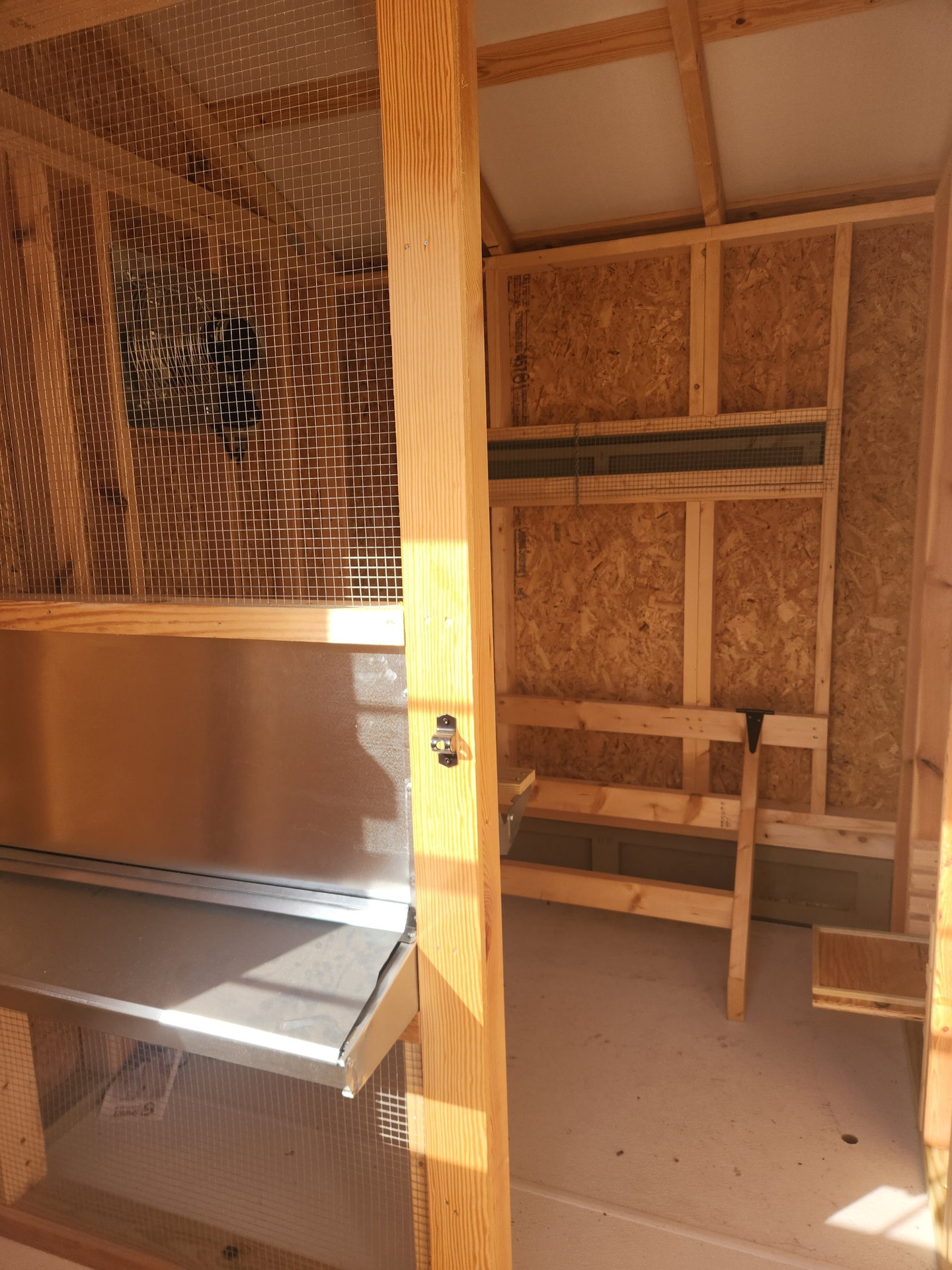 8x14 Deluxe Style Chicken Coop serial DCR-8904-0814-070625