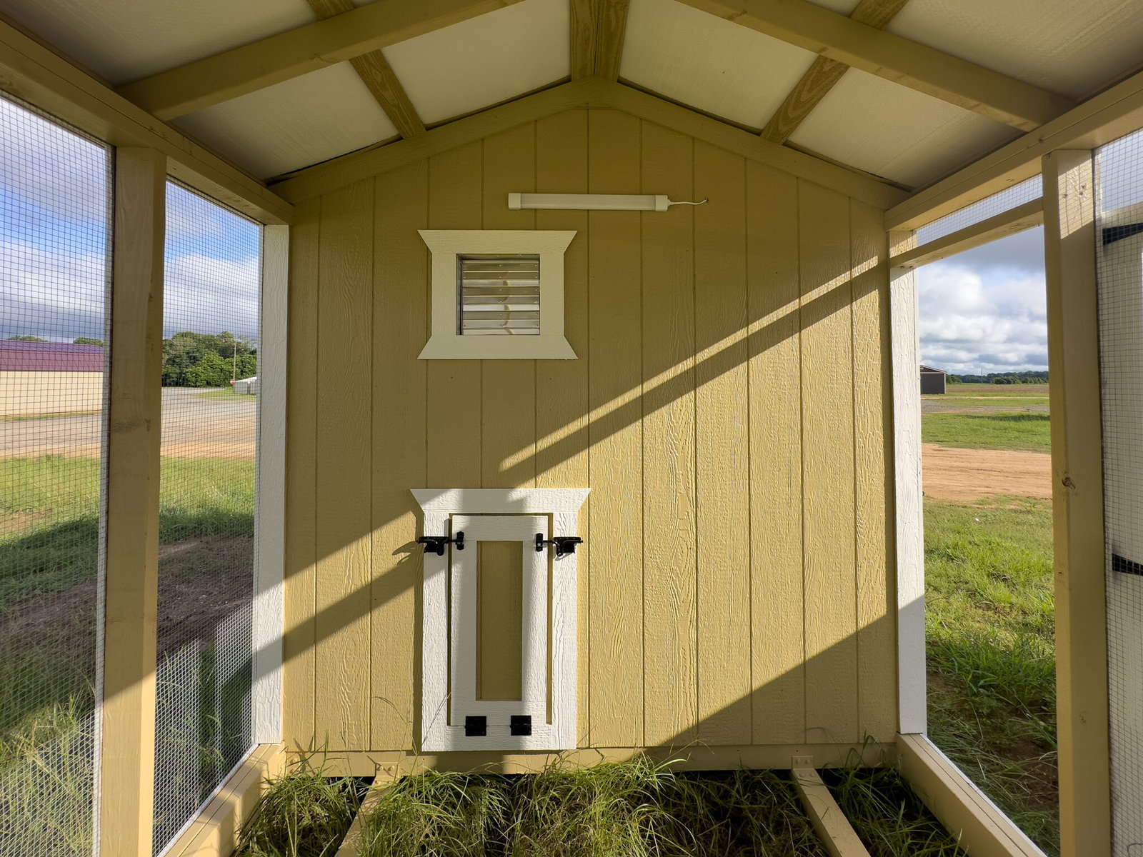 8x14 Deluxe Style Chicken Coop serial DCR-8911-0814-070625