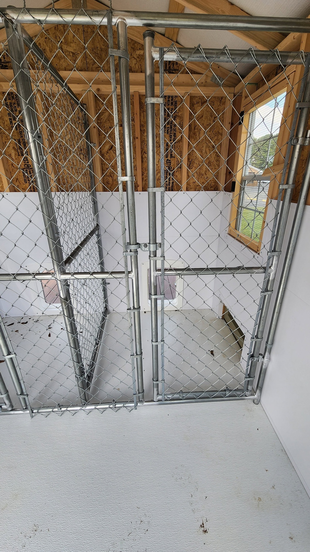 8x16 Double Deluxe Dog Kennel serial DDAFDK-6820-0816-180423