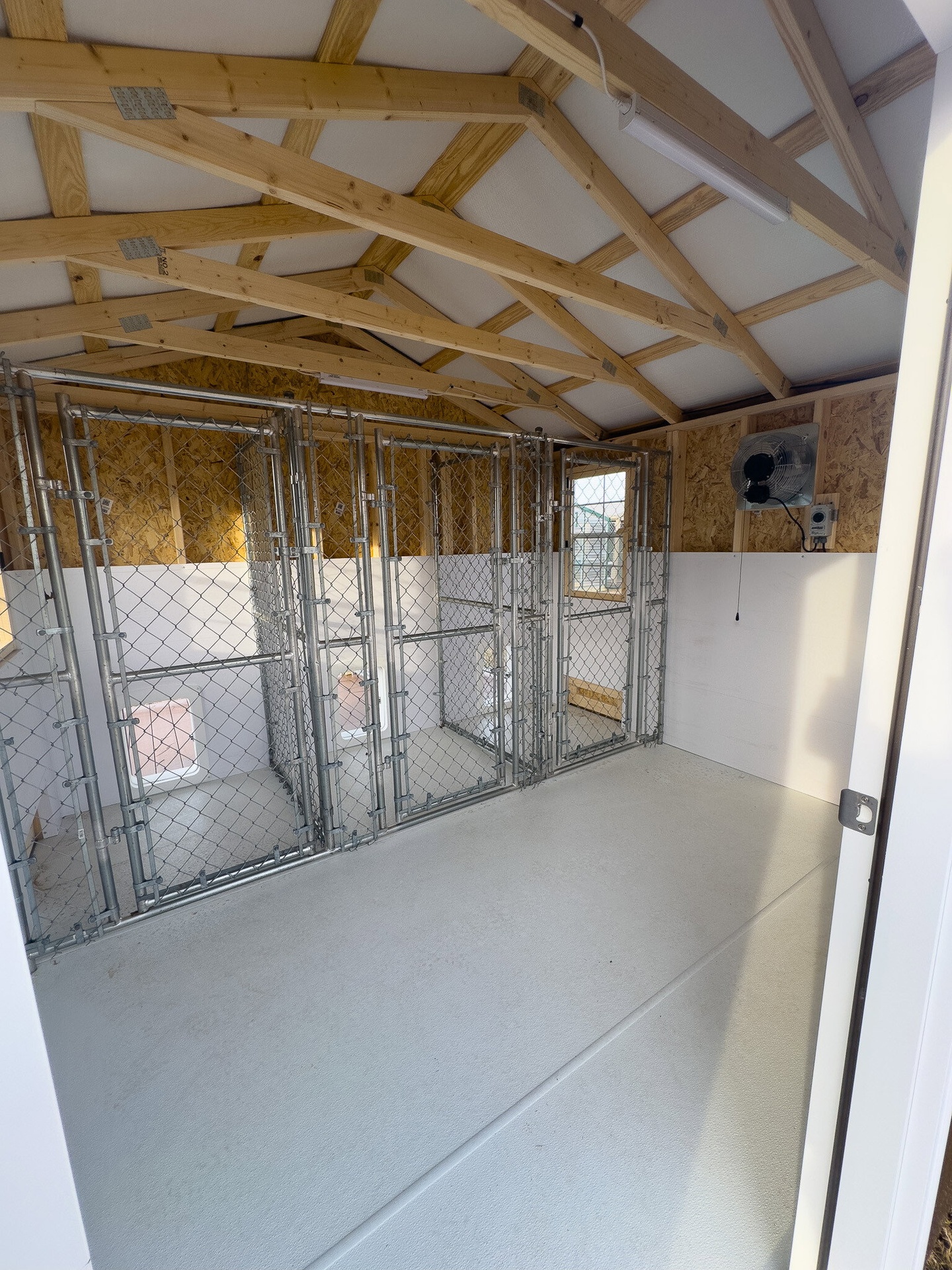 12x16 Triple Deluxe Dog Kennel serial DTAFDK-7005-1216-160523