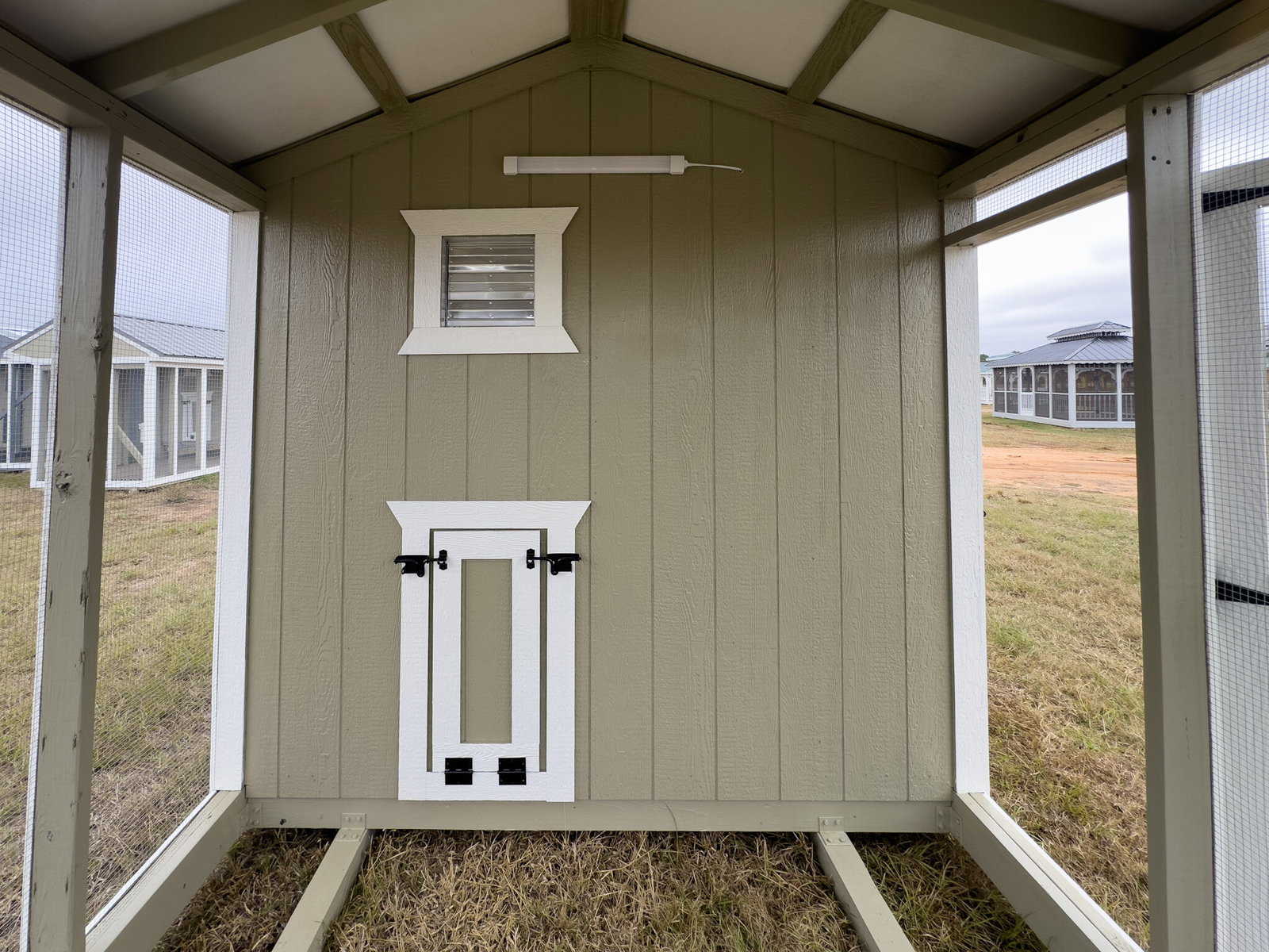 8x14 Deluxe Style Chicken Coop serial DCR-8989-0814-080725