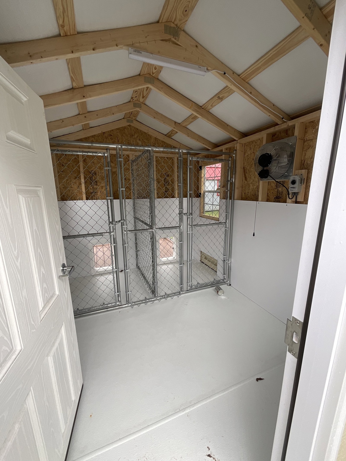 8x16 Double Deluxe Dog Kennel serial DDAFDK-6925-0816-080523